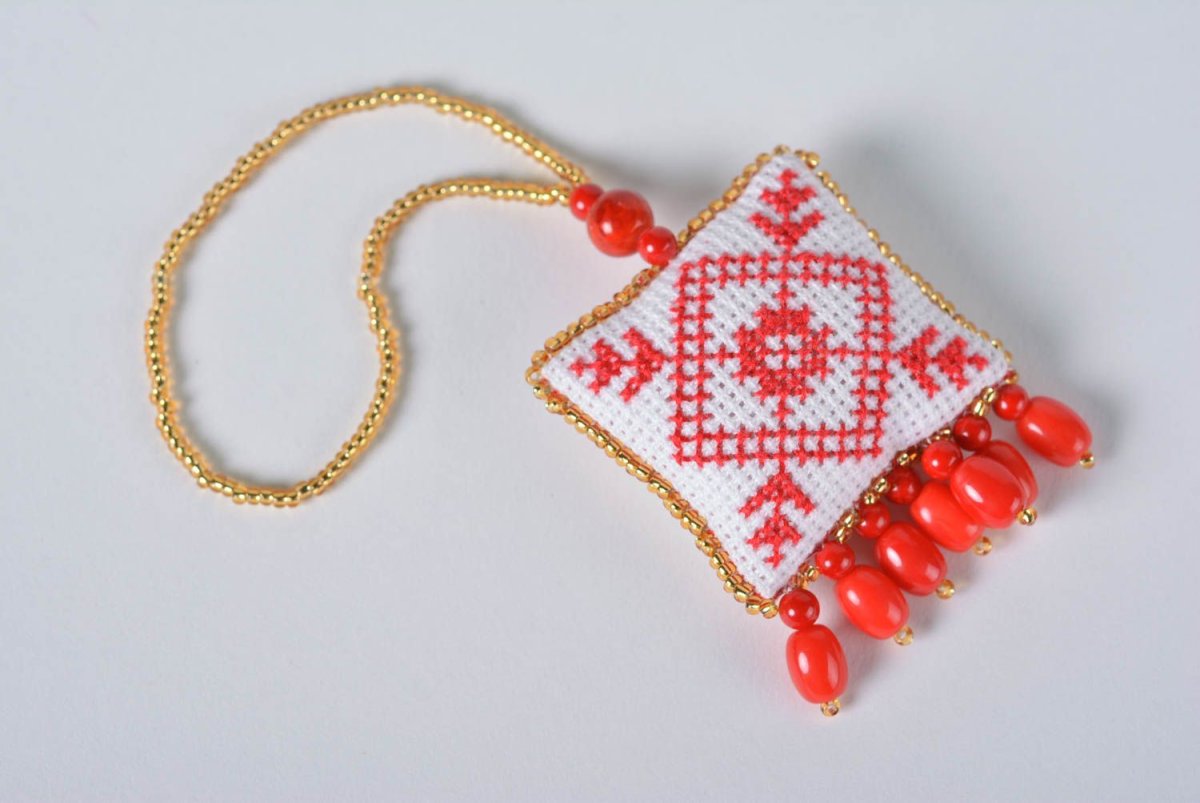 Вышитые кулоны обереги