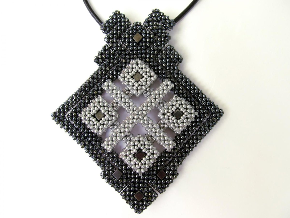 Украшения в технике квадратного жгута