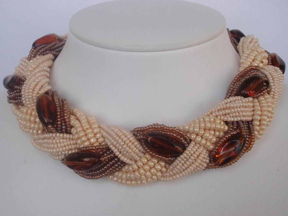 Колье с коннектором из бисера