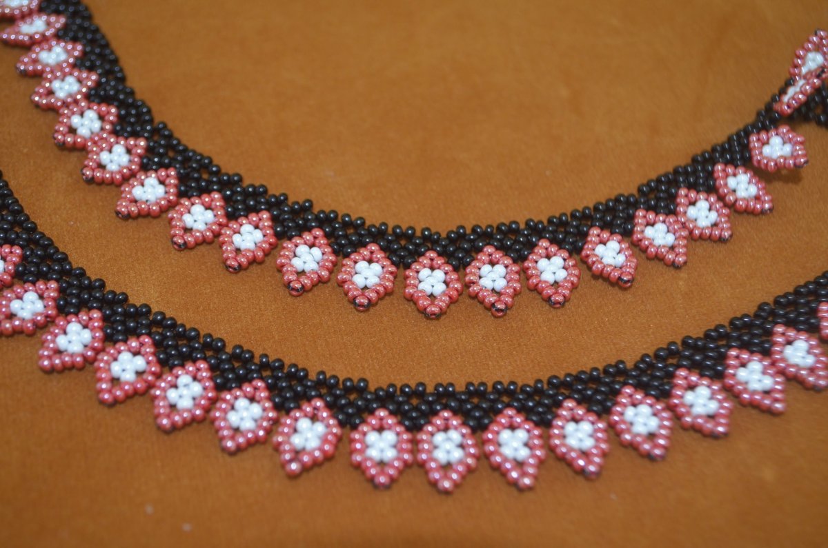 Колье из бисера и стекляруса