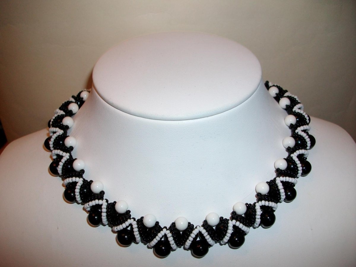 Ожерелье из бисера белое