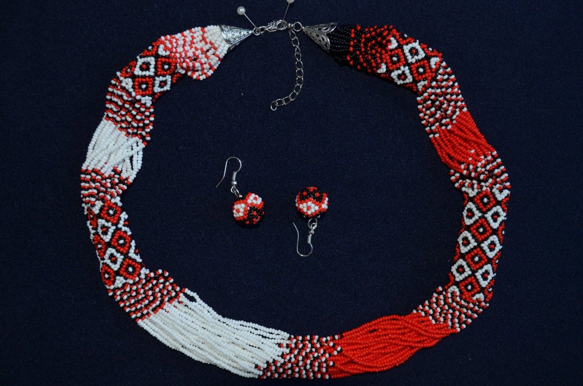 Колье в народном стиле из бисера