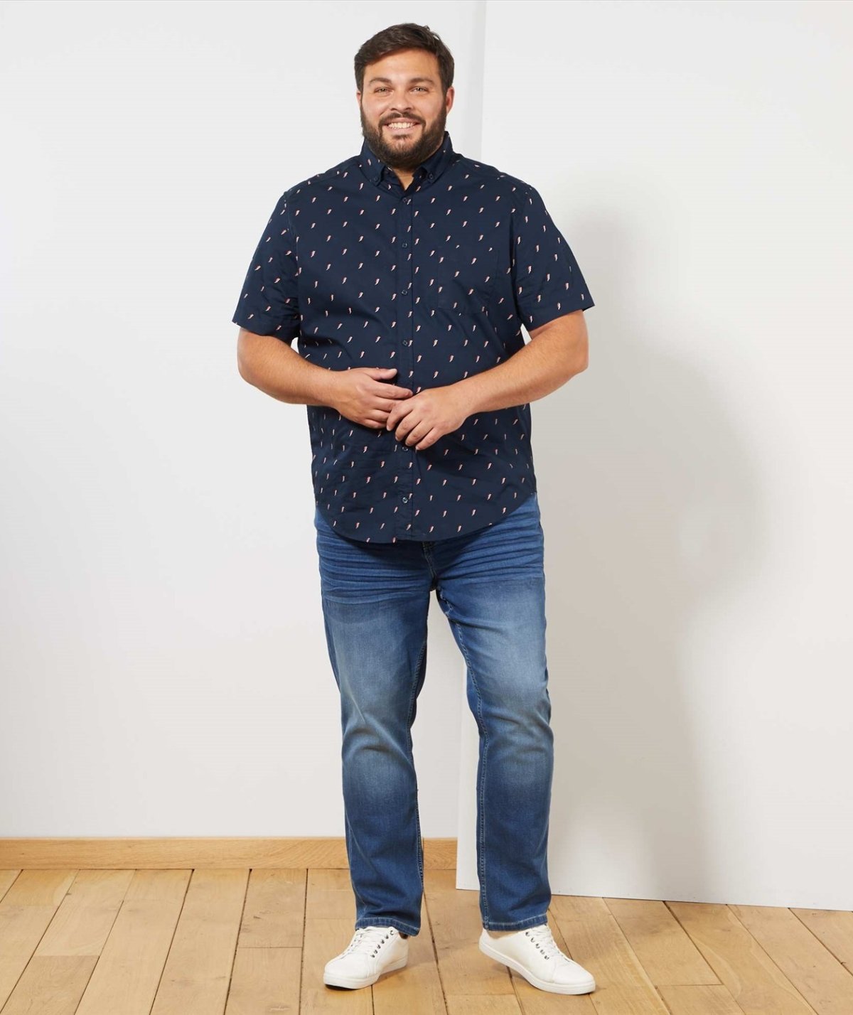 Полный мужчина в рубашке