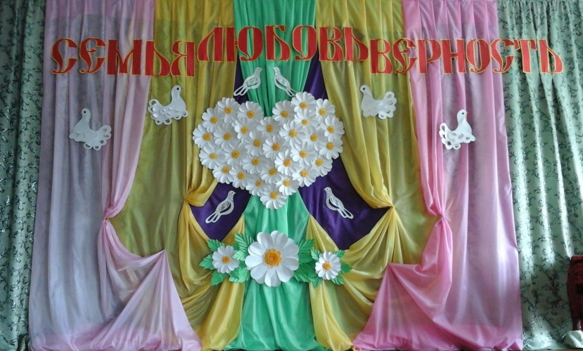 Украшение сцены на праздник