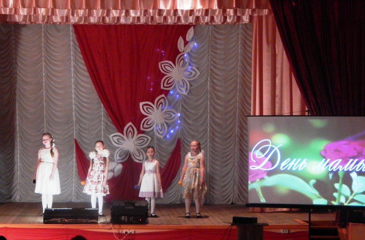 Украшение сцены на день матери