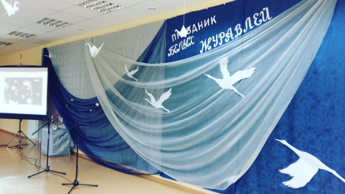 Украшение сцены на 9 мая тканью