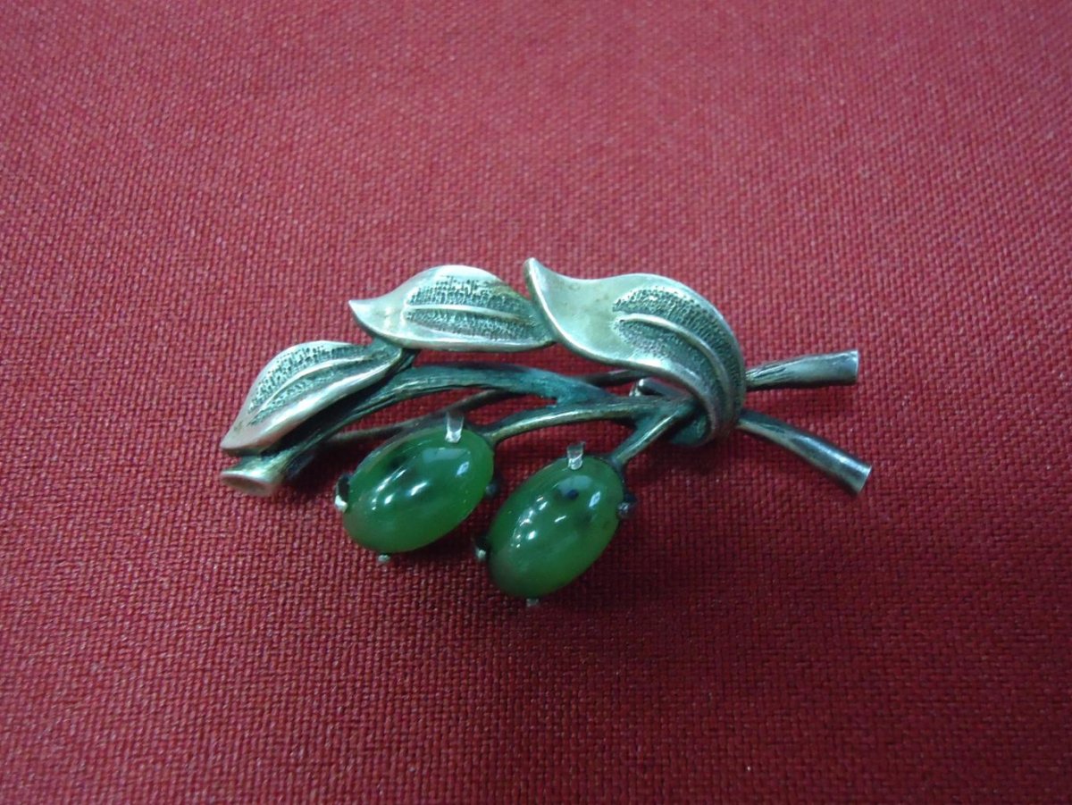 Брошь из серебра с нефритом