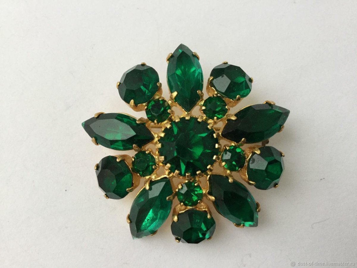 Брошь с зеленым камнем