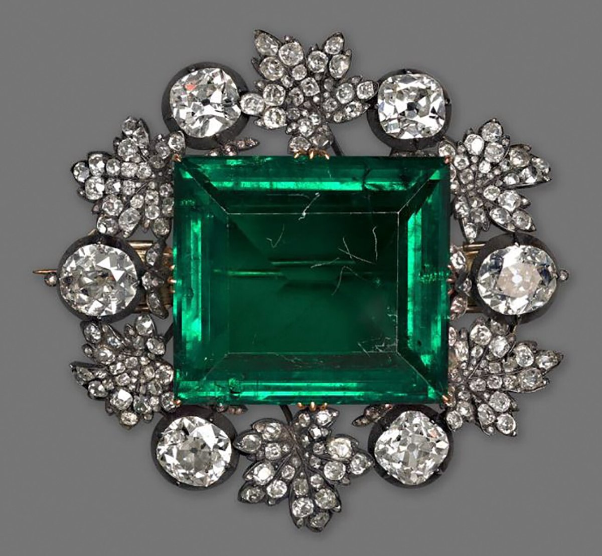 Изумруд «зелёная Королева» 136,25 карат алмазный фонд