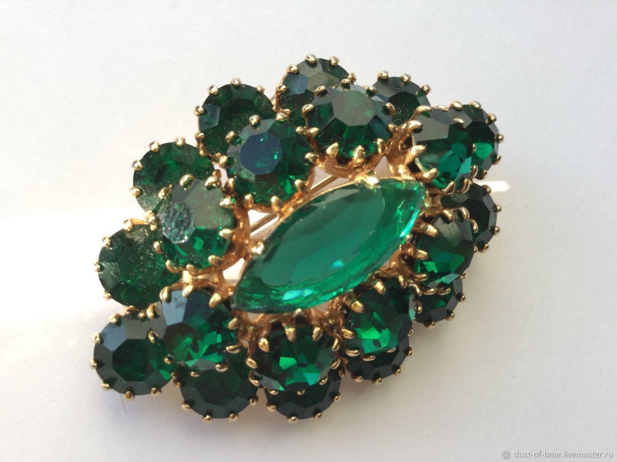 Винтажная брошь с зелеными камнями