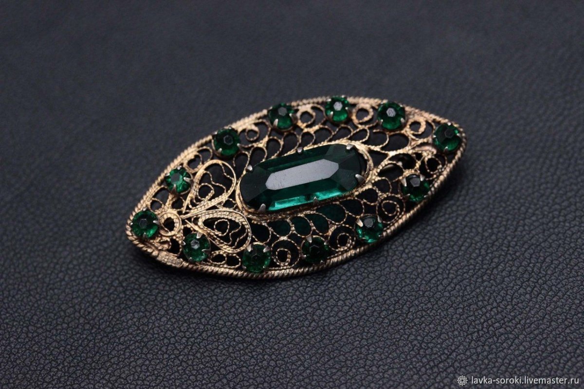 Винтажная брошь с изумрудами
