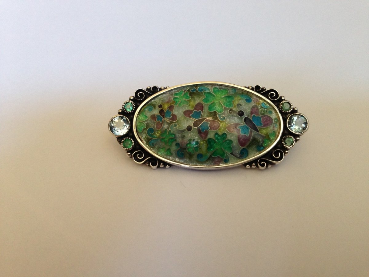 Перегородчатая эмаль с камнями украшения