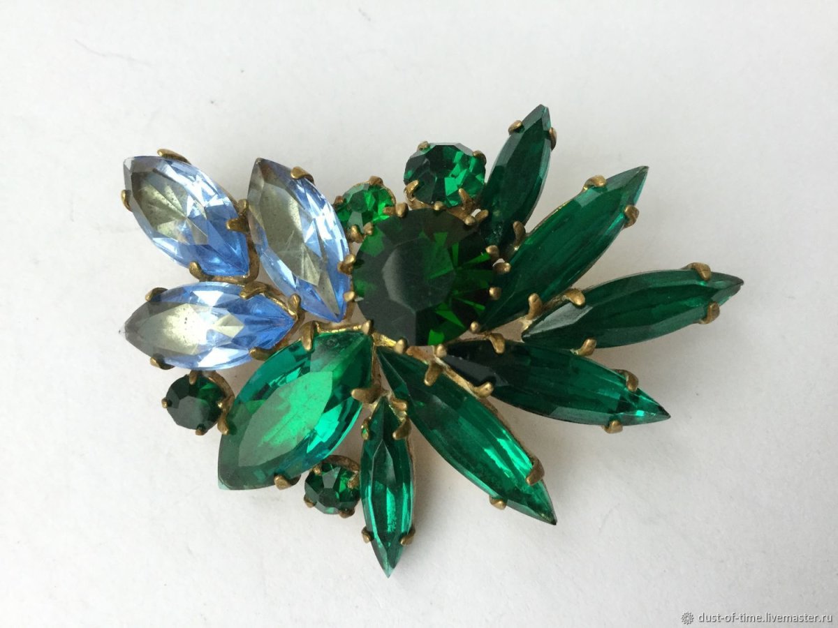 Серебряные брошки ссср с зелеными камнями