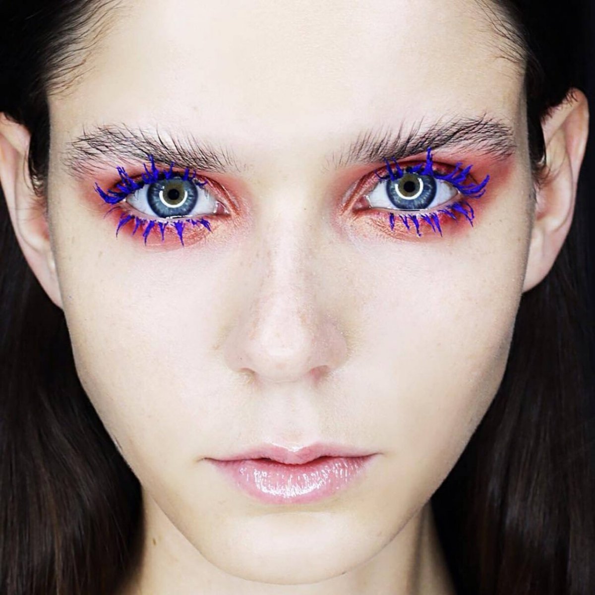 Макияж с синей тушью