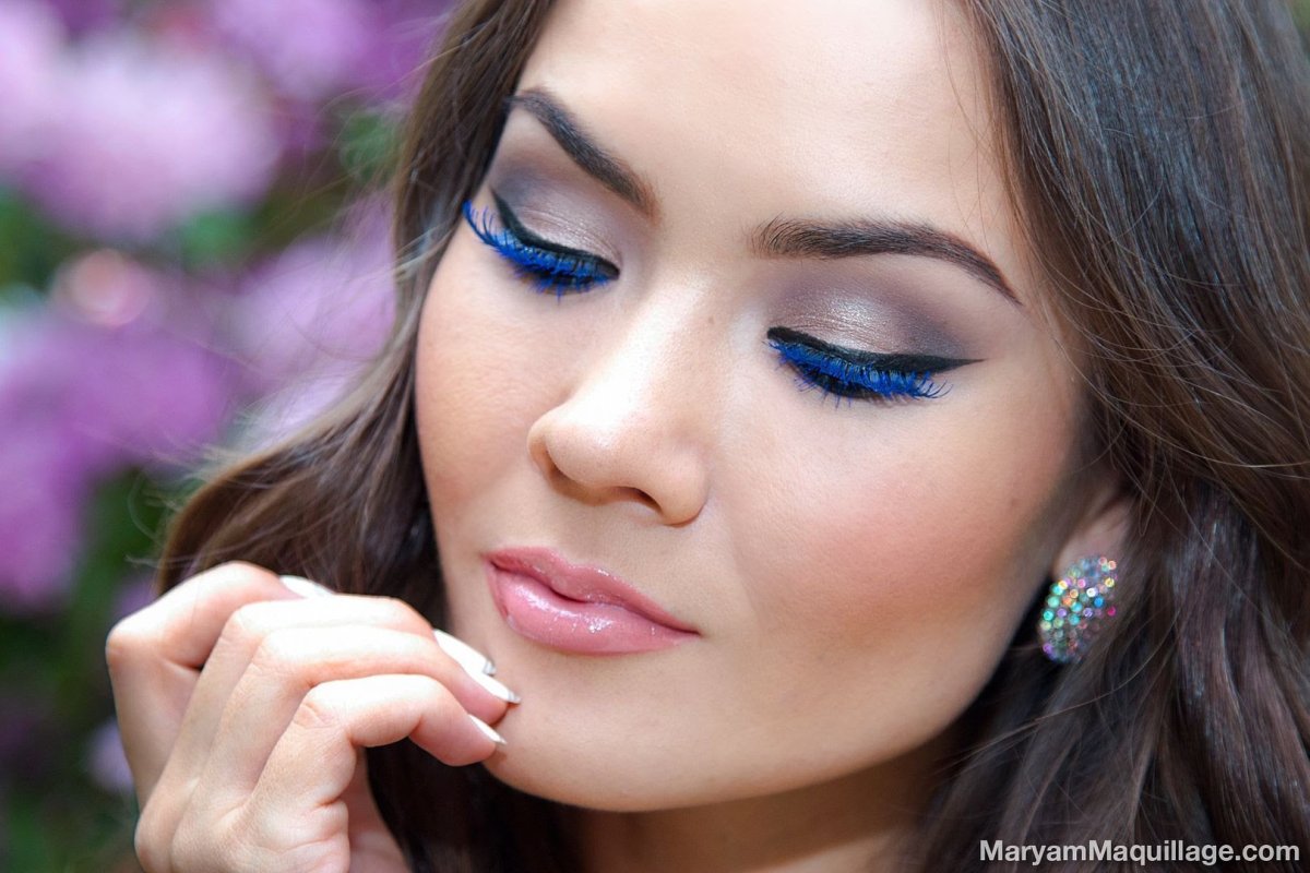 Девушка с синими ресницами