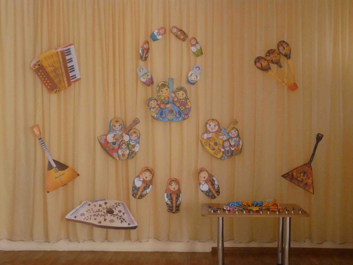 Украшение музыкального зала в русском народном стиле