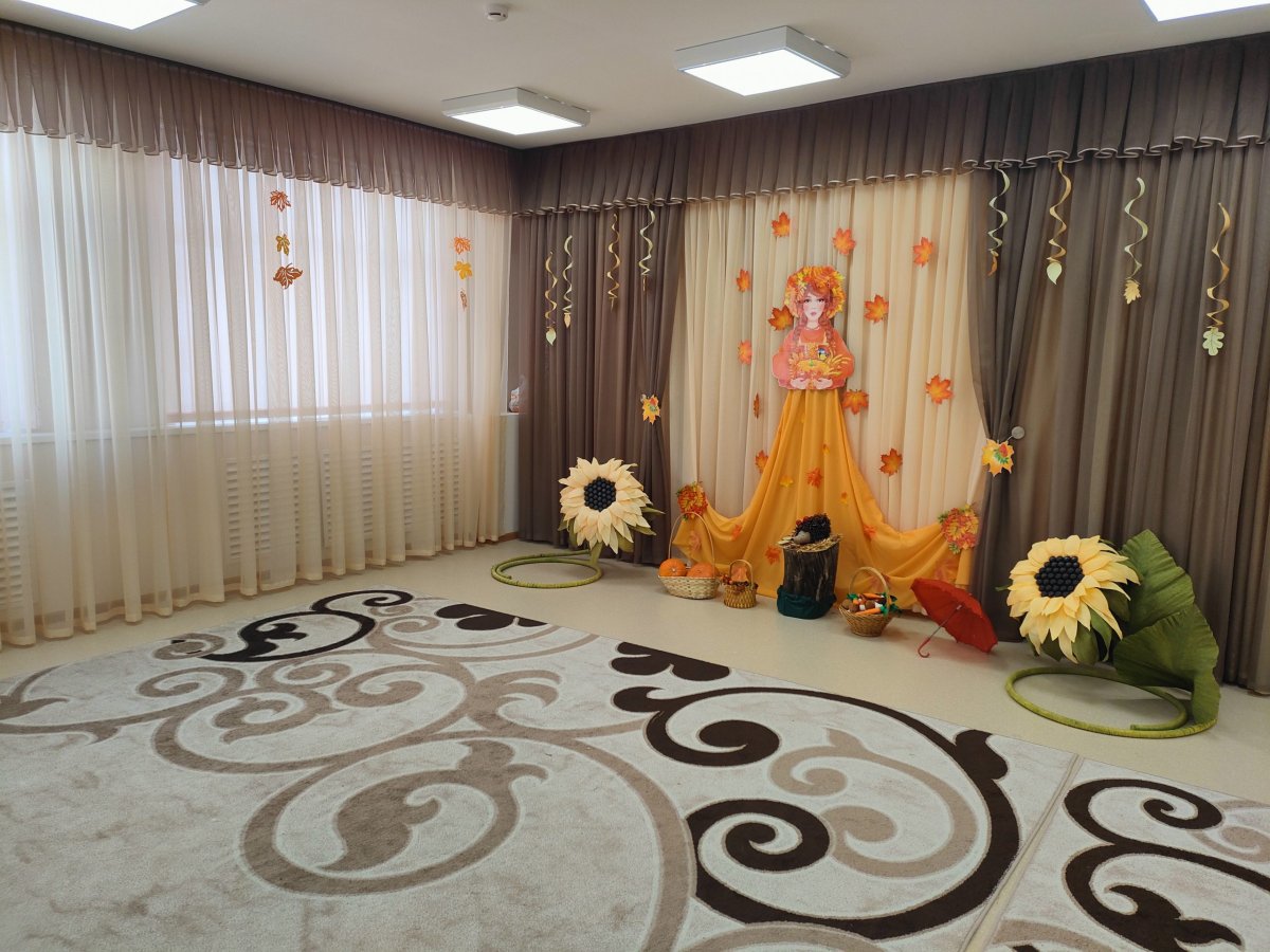 Украшение музыкального зала кот и кролик