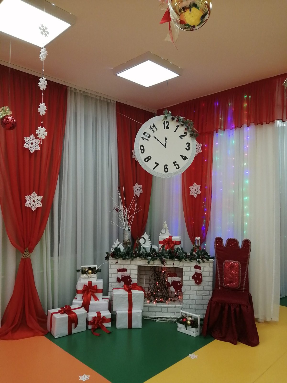 Украшение музыкального зала к новому году