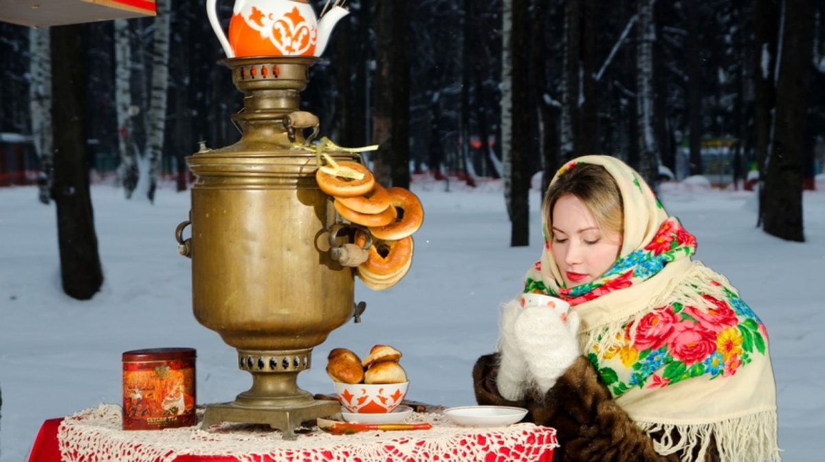 Стол с самоваром зимой