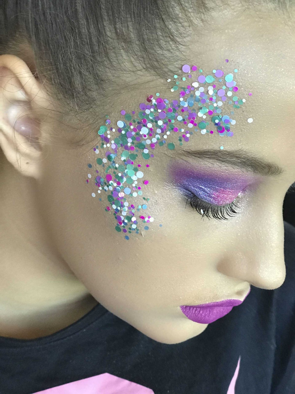 Яркий макияж с блестками