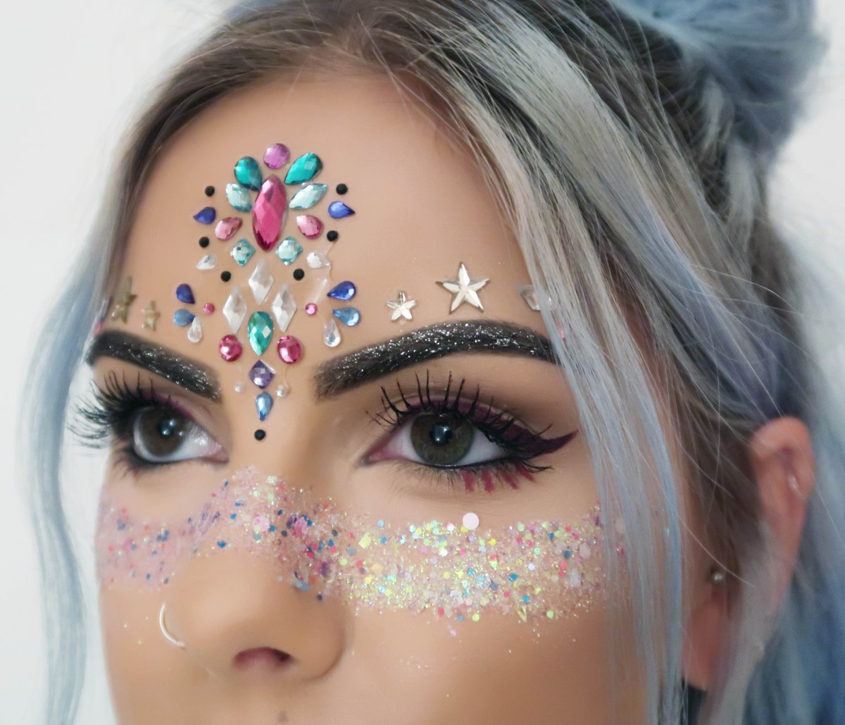 Креативный макияж со стразами