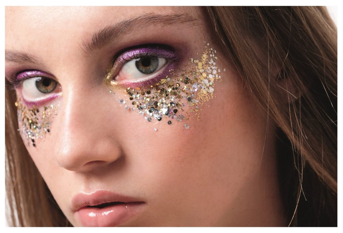 Макияж с блестками на лице