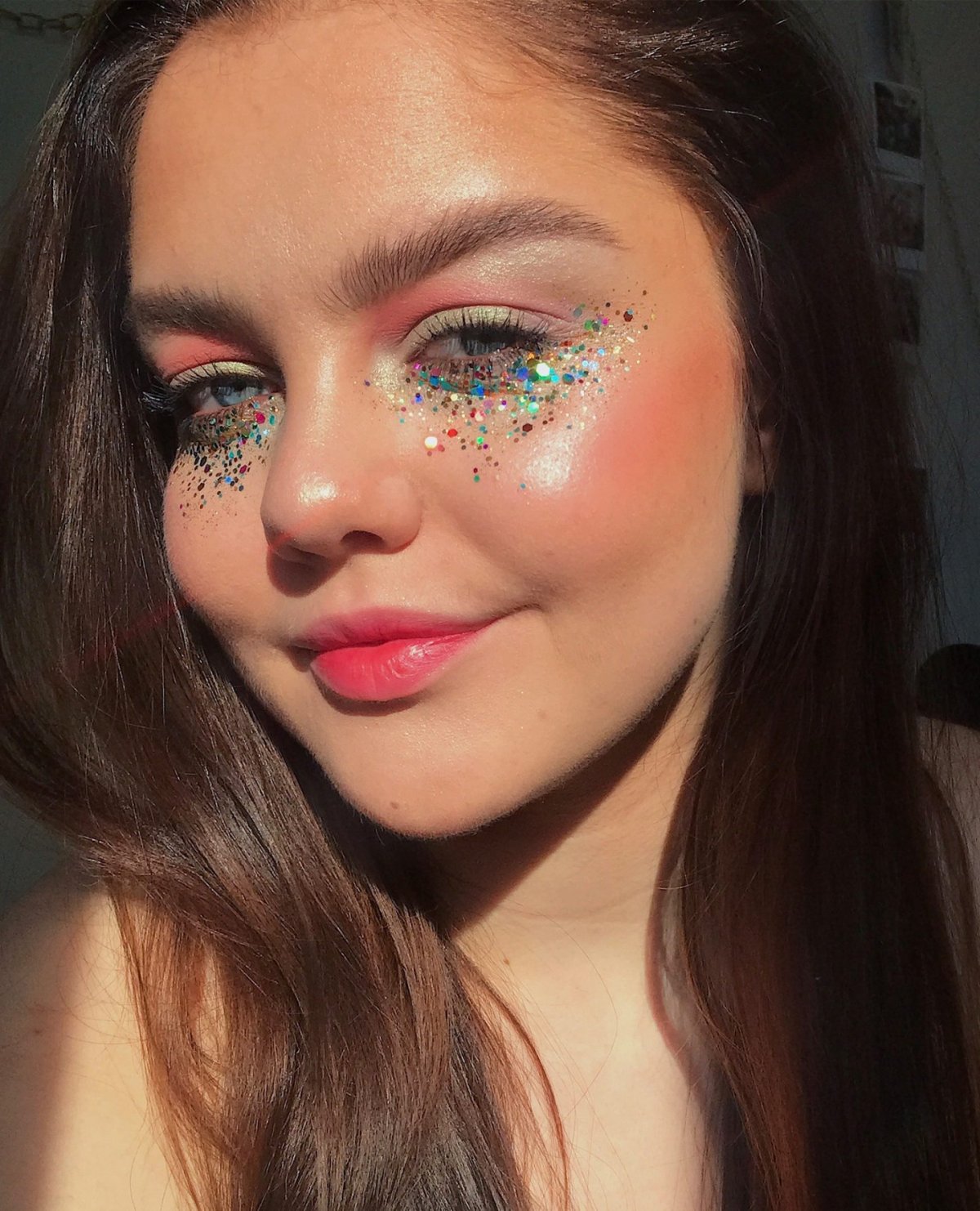 Макияж с розовым глиттером