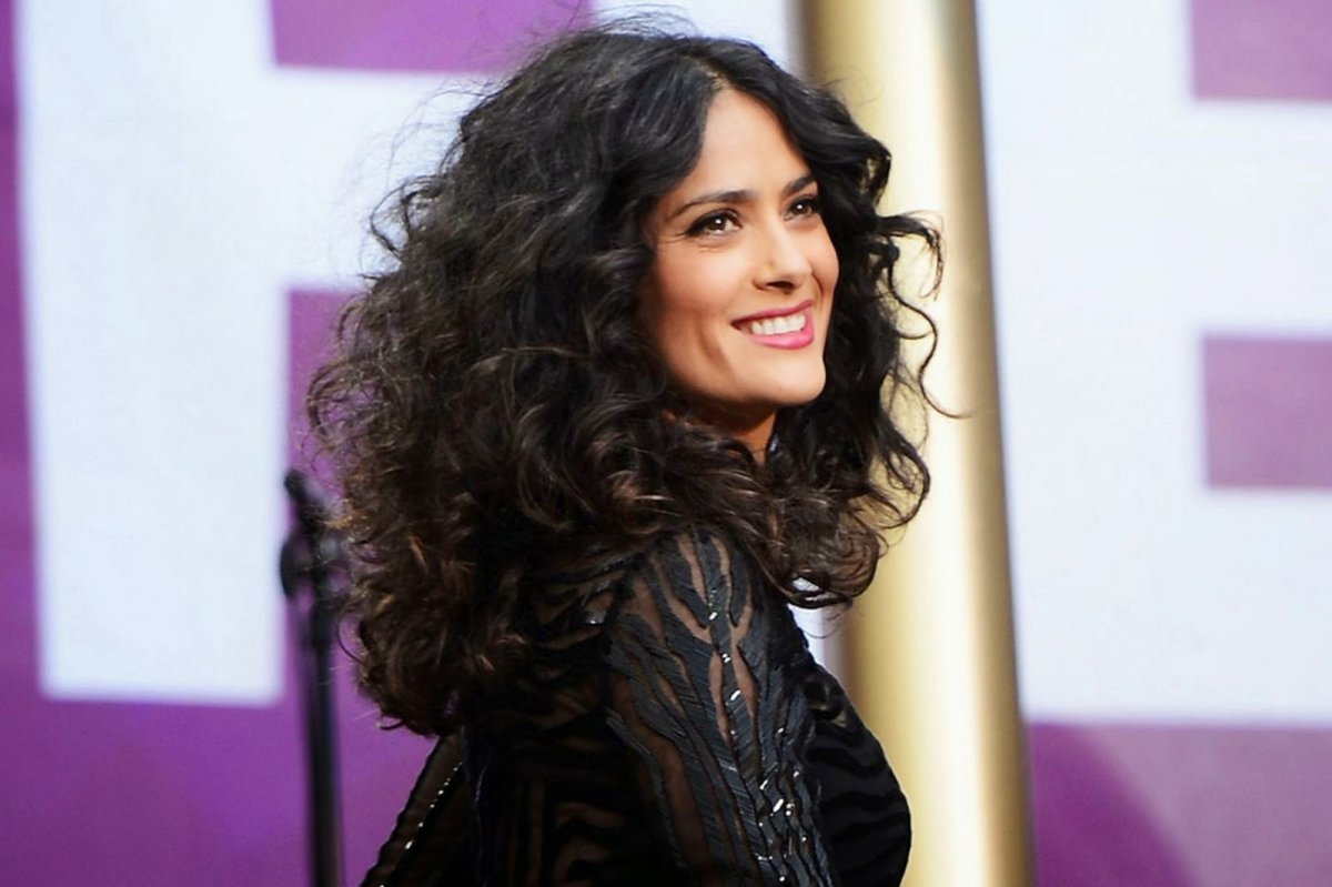 Сальма Хайек с кудрявыми волосами