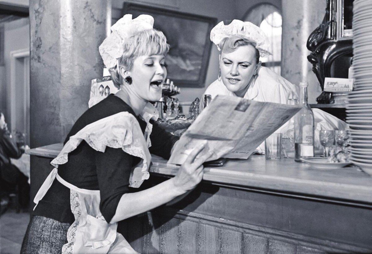 Советская официантка