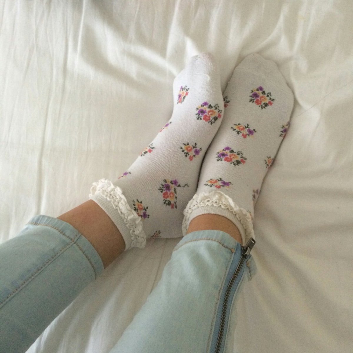 Подростковые ножки в носочках