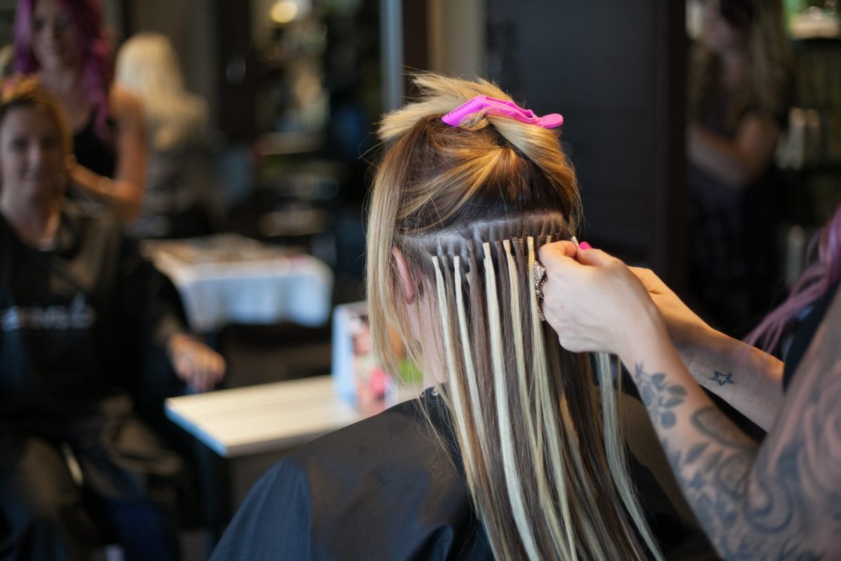 Наращивание прядей волос