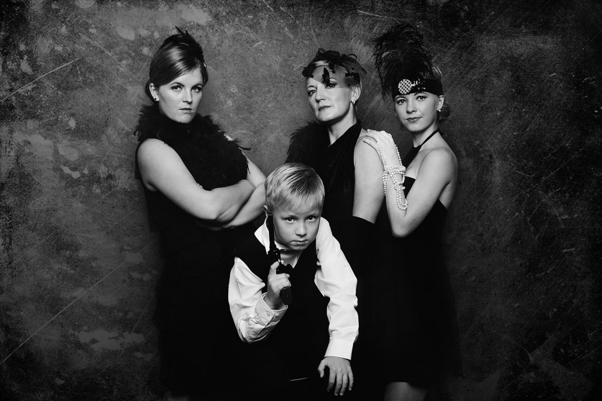Семейная фотосессия в стиле ретро в студии