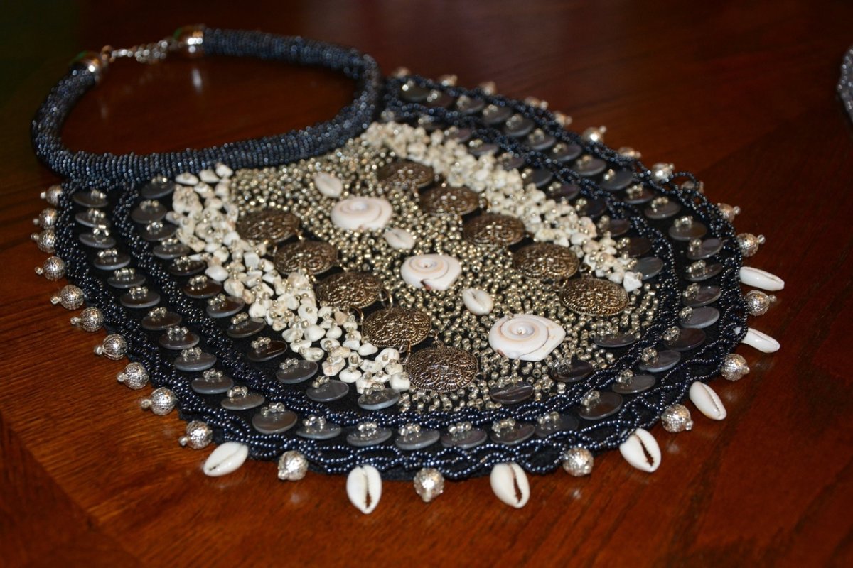 Вязаное нагрудное украшение