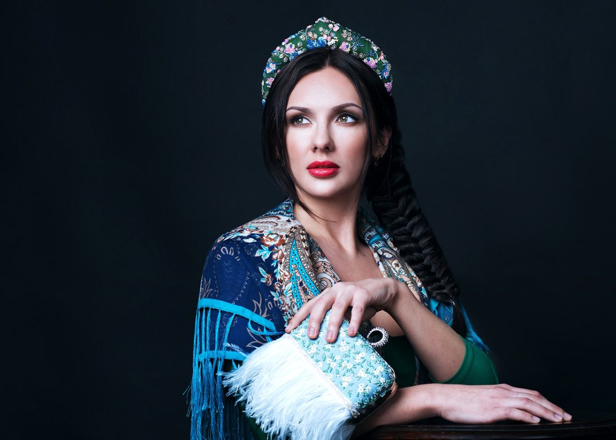 Рита Флорес кокошник