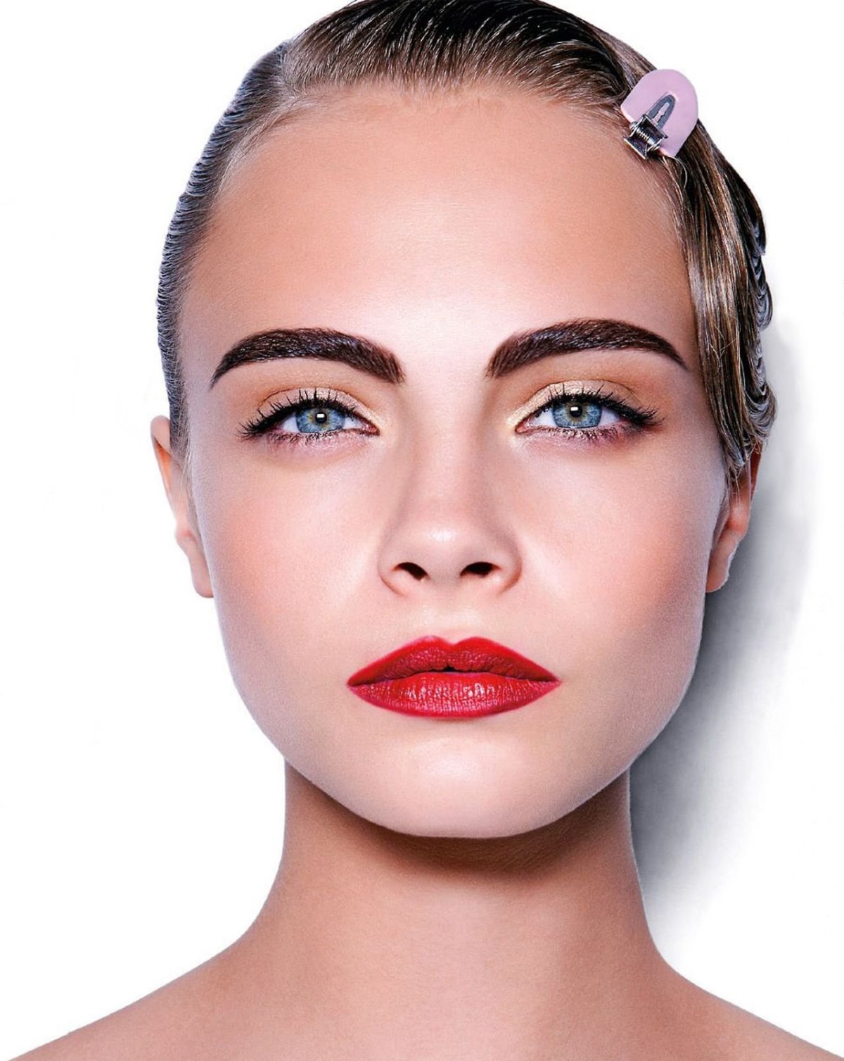 Кара Делевинь широкие брови