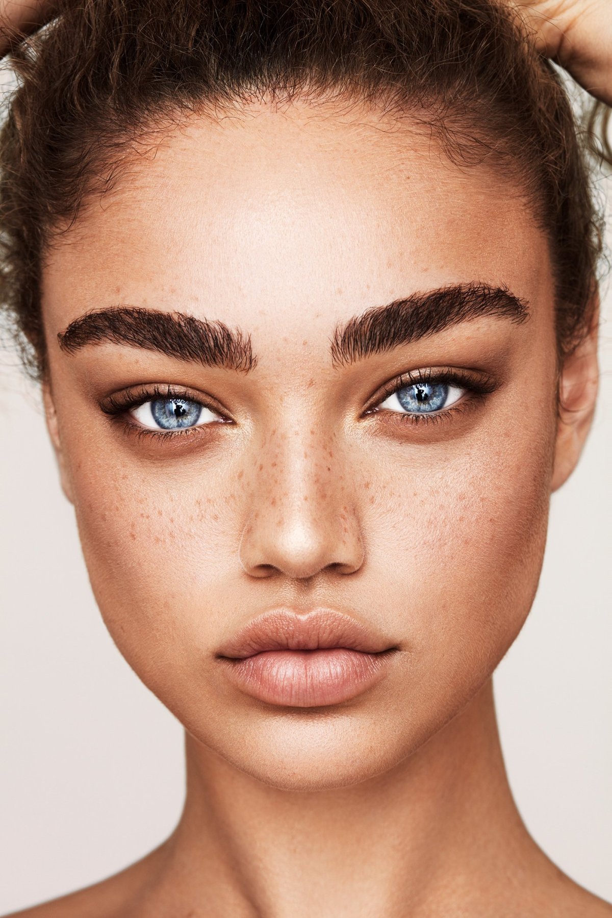 Красивая форма бровей