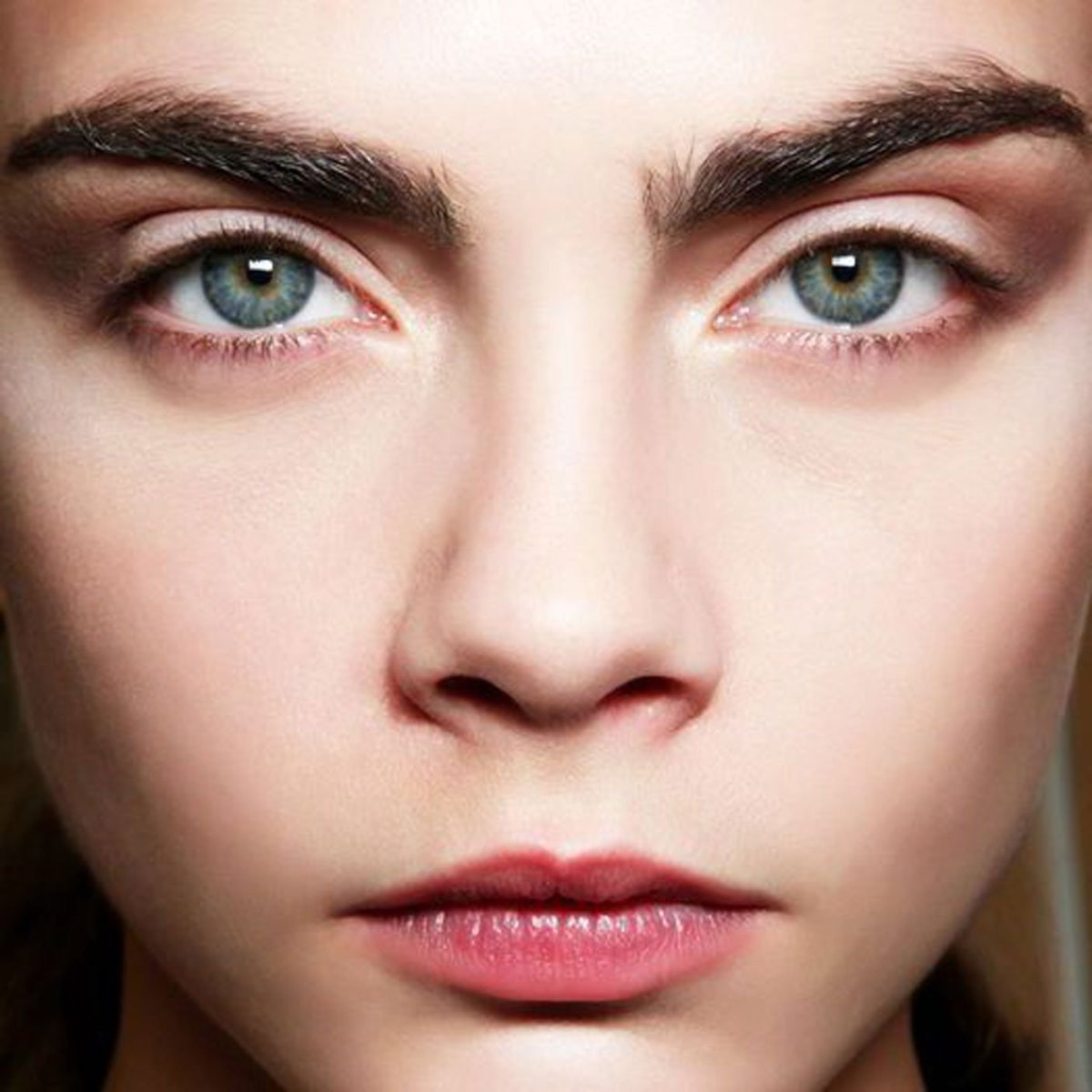 Кара Делевинь брови ужас