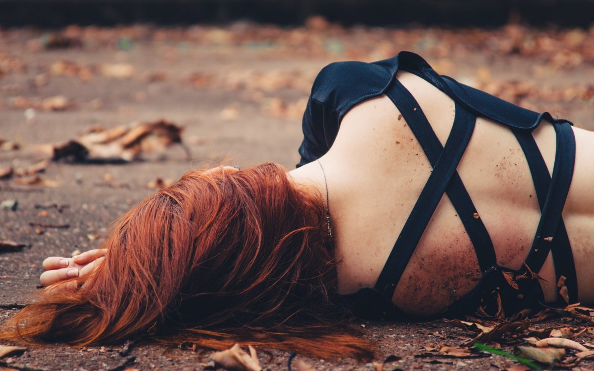 Рыжеволосая девушка со спины