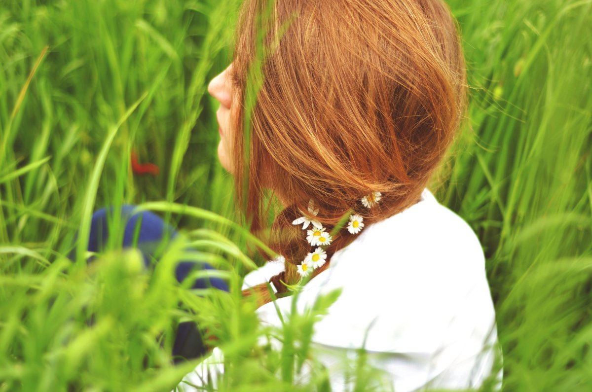 Рыжая девушка со спины