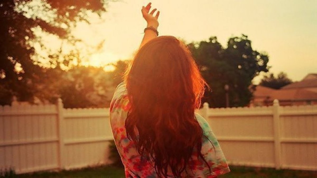 Рыжая полная девушка со спины