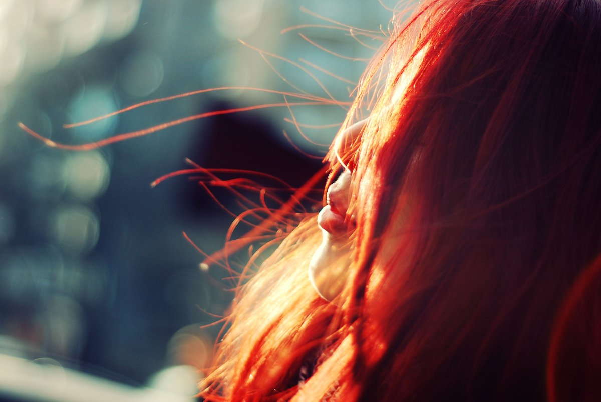 Рыжая девушка со спины