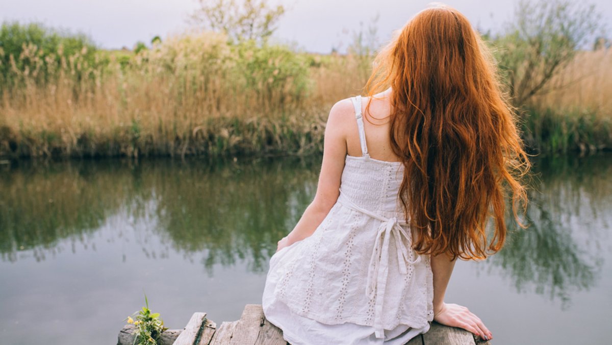 Рыжеволосая девушка сзади