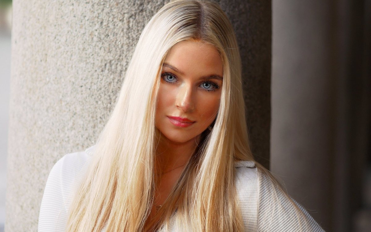 Русская актриса высокая с белыми длинными волосами