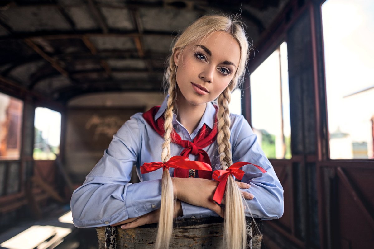 Блондинка с косичками