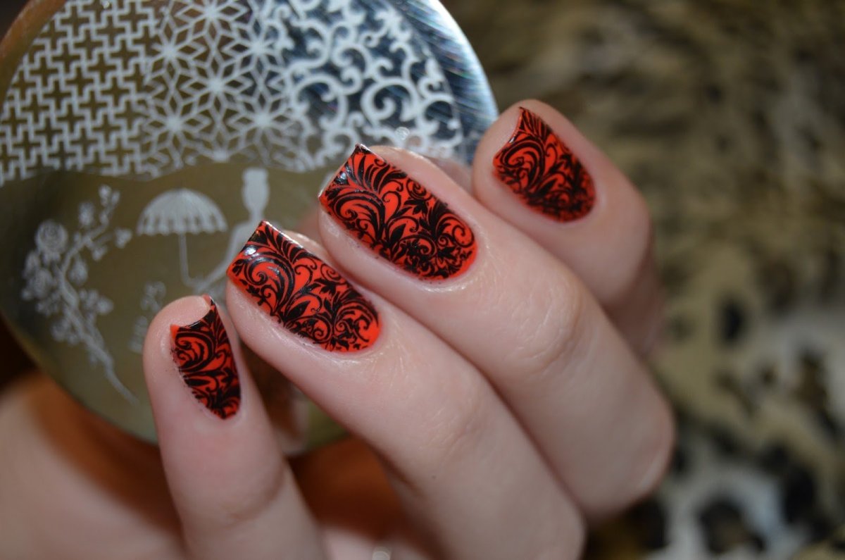 Стемпинг на красный лак