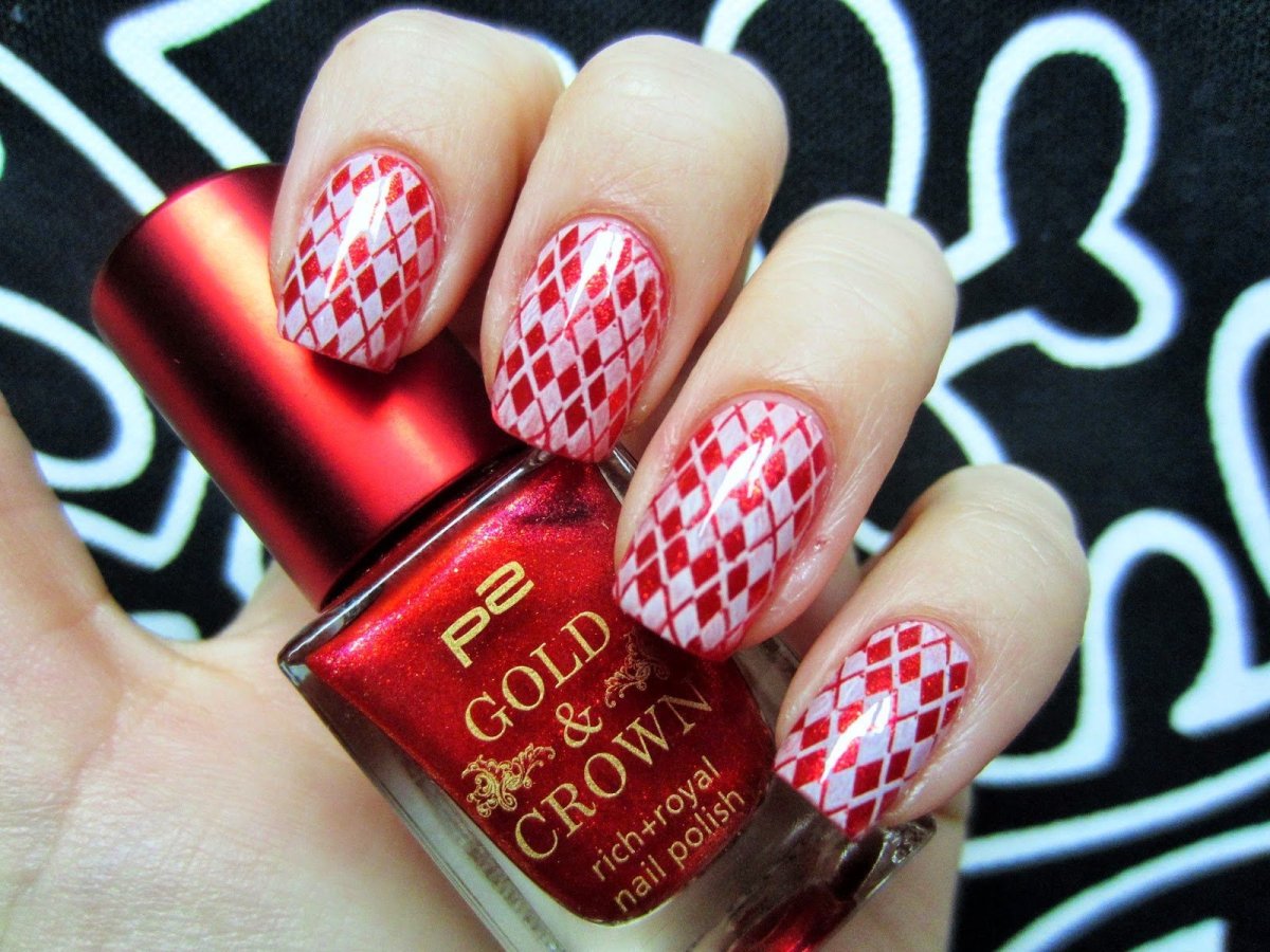 Стемпинг на красных ногтях