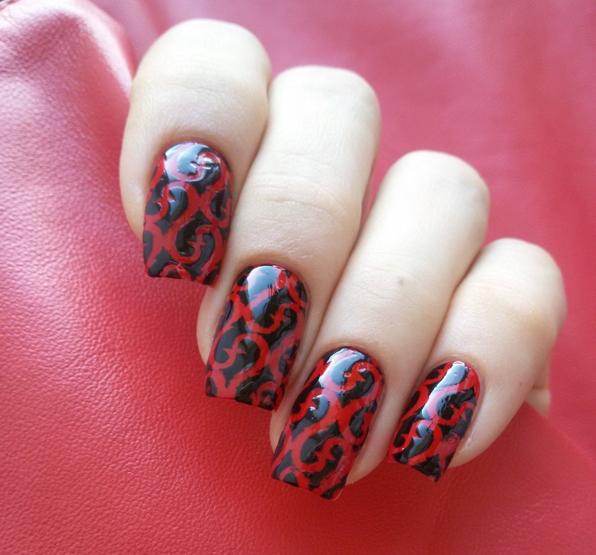 Красный маникюр стемпинг