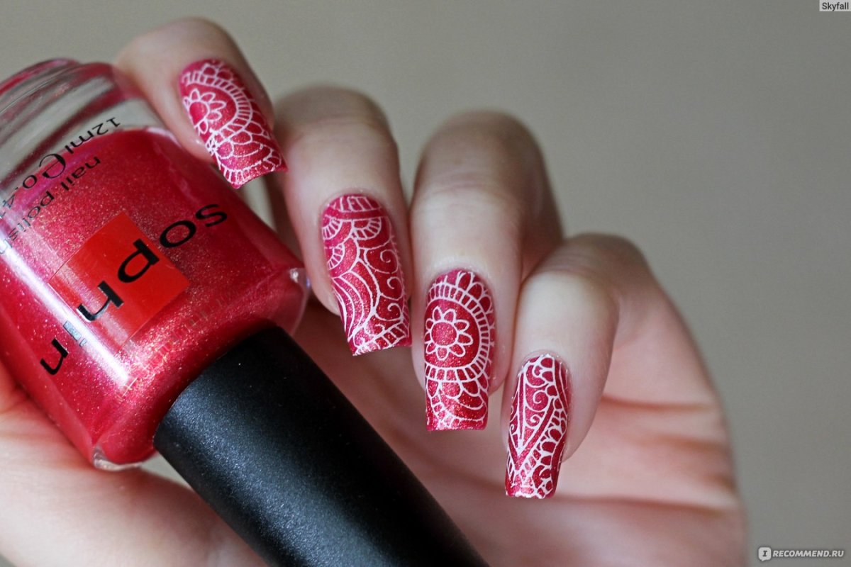 Красные ногти с белым стемпингом