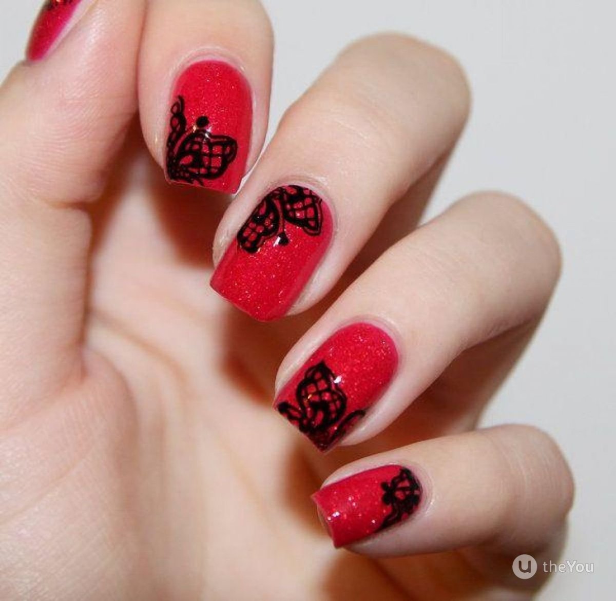 Красные ногти с черным кружевом