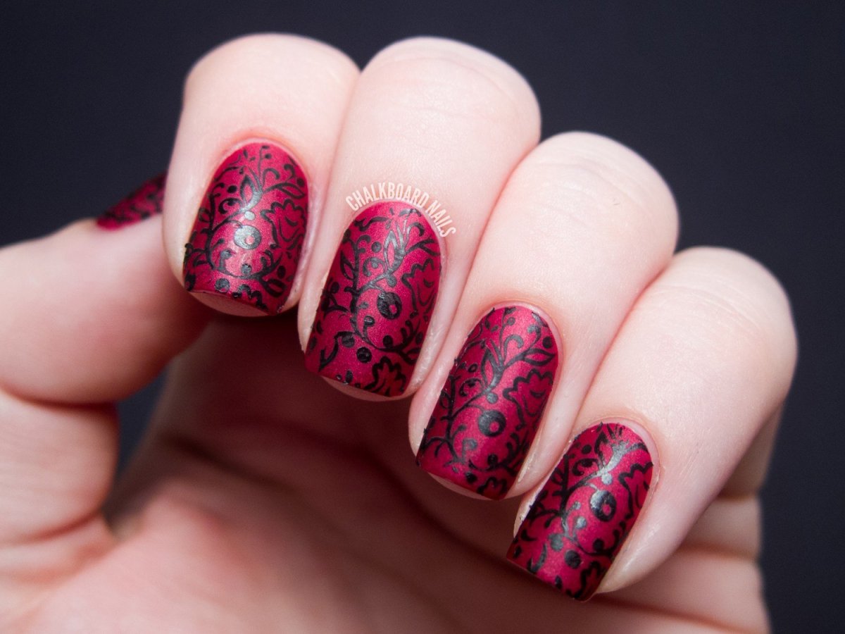 Красные ногти со стемпрнггм